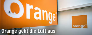 Orange-Firmenschild auf Filiale