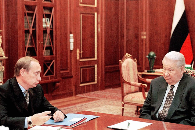 © AP/ITAR-TASS Russlands damaliger Präsident Boris Jeltsin und Wladimir Putin,