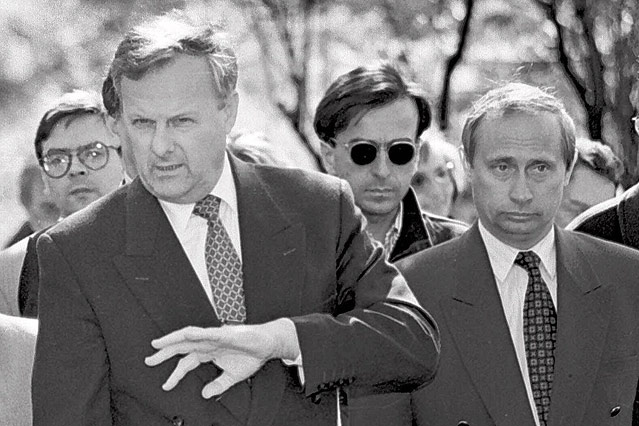© AP/Dmitry Lovetsky, File Anatoly Sobchak, damaliger Bürgermeister von St. Petersburg mit seinem Vize Wladimir Putin