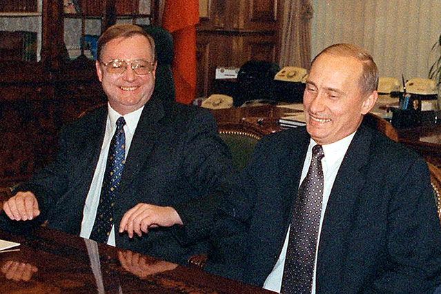© AP/Sergei Subbotin/RIA Novosti Agency Russlands Präsident Putin lacht gemeinsam mit Sergei Stepashin