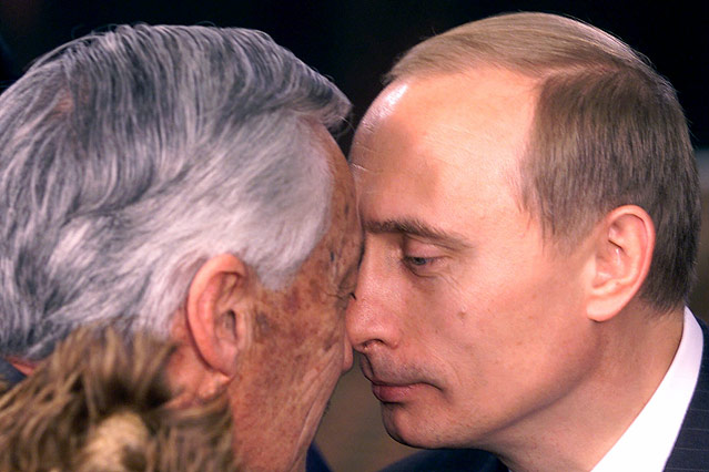 © AP/David Guttenfelder Russlands Präsident Putin begrüßt den Maori-Ältesten Hugh Kawharu mit einem "Nasenreiberl"