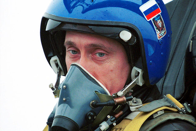 © AP/ITAR-TASS Wladimir Putin mit Helm in einem Kampfjet