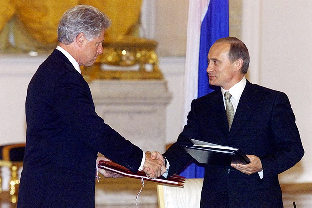 © AP/Alexander Zemlianichenko US-Präsident Bill Clinton, mit Russlands Präsident Wladimir Putin nach der Unterzeichnung eines Abrüstungsvertrags