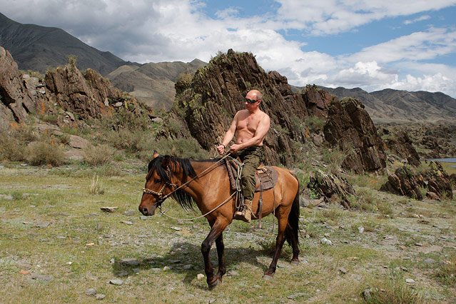© AP/RIA Novosti, Alexei Druzhinin Putin sitzt mit nacktem Oberkörper auf einem Pferd in den Bergen