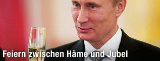 Russlands Präsident Wladimir Putin mit Sektglas in der Hand