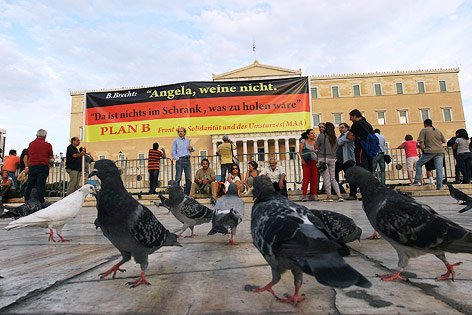 © APA/EPA/Orestis Panagiotou Demonstranten mit einem Protestschild in Athen