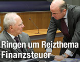 Der deutsche Finanzminister Wolfgang Schäuuble unterhält sich mit Sapniens Finanzminister Luis de Guindos