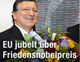 EU-Kommissionspräsident Jose Manuel Durao Barroso  hält lachend Blumen in der Hand