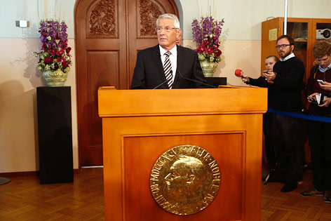 © APA/EPA/Scanpix Norway/Heiko Junge Komiteechef Thorbjörn Jagland bei der Verkündung