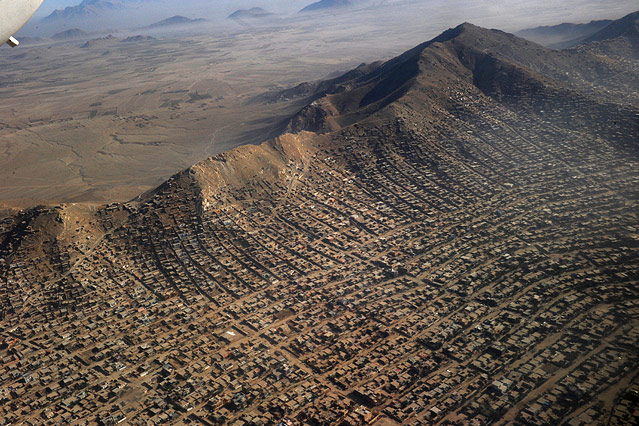 © picturedesk.com/AFP/Roberto Schmidt Blick vom Flugzeug auf die Slums von Kabul