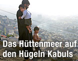 Mann mit Kindern auf einem Hügel