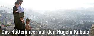 Mann mit Kindern auf einem H&uuml;gel