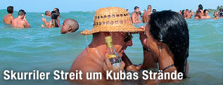 Badende am Strand in Kuba