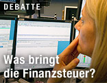 Frau vor Bildschirm