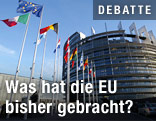 Fahnen vor dem eruopäischen Parlament in Straßburg