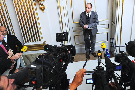 © AP/Fredrik Sandberg Peter Englund bei der Verkündung des Preisträgers