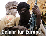 Islamistischer K&auml;mpfer vermummt, mit Feuerwaffe in der Hand