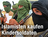 Vermummte, bewaffnete Kindersoldaten in Mali