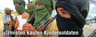 Vermummte, bewaffnete Kindersoldaten in Mali