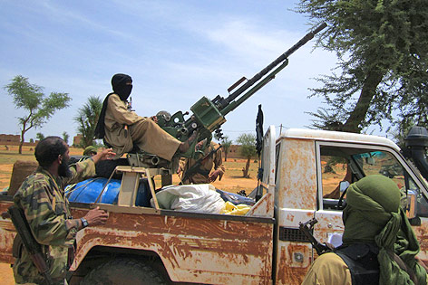 © AP/Baba Ahmed Ein Kindersoldat in Mali wird auf einem Pickup-Truck an einem Maschinengewehr eingeschult