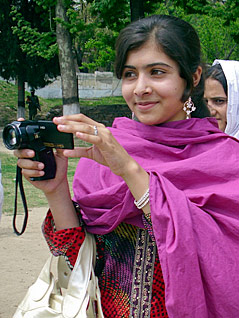 Kinderrechtsaktivistin Malala Yousafzai mit einer Kamera