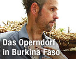 Christoph Schlingensief im Operndort in Afrika
