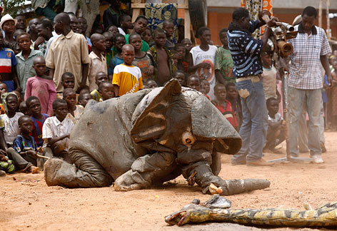 © APA/EPA/Florian Schuh Kinder bei einer Performance das Operndorf in Burkina Faso