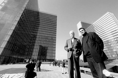 © APA/EPA/Pascal Pavani Architekt Dominique Perrault und Manager Jean Favier vo den Türmen der Französischen Nationabibliothek