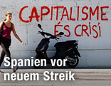 An einer Wand in Valencia steht "Capitalisme e crisi"