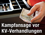 Hand einer Kassiererin