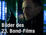 Szene aus dem neuen James Bond "Skyfall", Bon mit gezogener Waffe in einem Computerraum