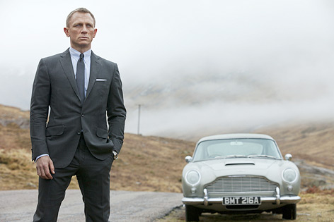 © 2012 Sony Pictures Releasing GmbH Szene aus dem neuen James Bond "Skyfall", James Bond steht vor einem alten Aston Martin