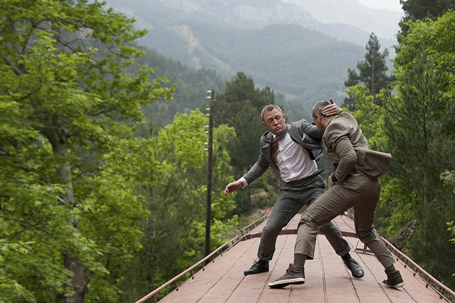 © 2012 Sony Pictures Releasing GmbH Szene aus dem neuen James Bond "Skyfall", James Bond liefert sich einen Fauskampf mit einem Widersacher