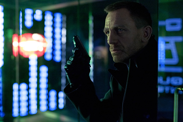 © 2012 Sony Pictures Releasing GmbH Szene aus dem neuen James Bond "Skyfall", Bon mit gezogener Waffe in einem Computerraum