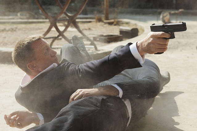 © 2012 Sony Pictures Releasing GmbH Szene aus dem neuen James Bond "Skyfall", James Bond liegt vor einem Toten und schießt mit seiner Waffe
