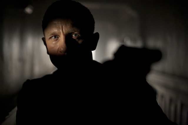 © 2012 Sony Pictures Releasing GmbH Szene aus dem neuen James Bond "Skyfall", James Bond im Schatten, mit gezogener Waffe