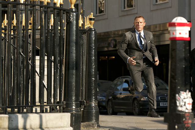 © 2012 Sony Pictures Releasing GmbH Szene aus dem neuen James Bond "Skyfall", Bond bei einer Verfolgungsjagd
