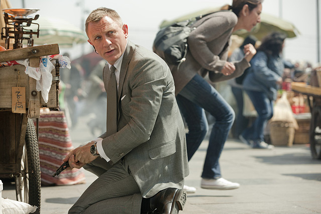 © 2012 Sony Pictures Releasing GmbH Szene aus dem neuen James Bond "Skyfall", James Bond lädt seine Waffe nach