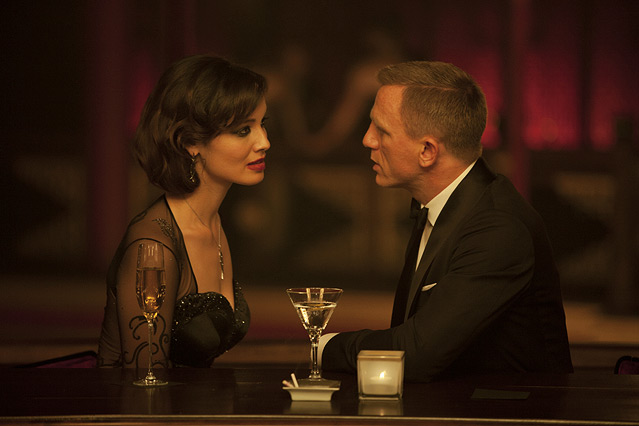 © 2012 Sony Pictures Releasing GmbH Szene aus dem neuen James Bond "Skyfall", James Bond bei einem Martini mit einer jungen Frau