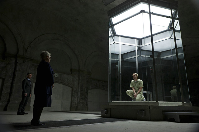 © 2012 Sony Pictures Releasing GmbH Szene aus dem neuen James Bond "Skyfall", Bond spricht mit einem Gefangenen in einem Glaskäfig