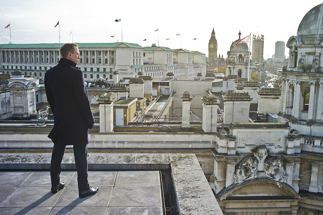 © 2012 Sony Pictures Releasing GmbH Szene aus dem neuen James Bond "Skyfall", Bond steht am Dach vor der Skyline von London