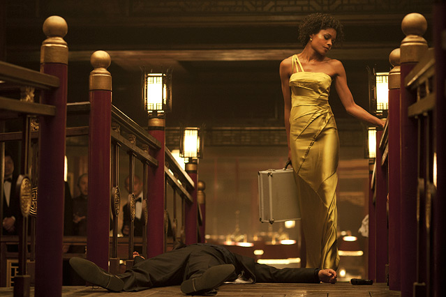 © 2012 Sony Pictures Releasing GmbH Szene aus dem neuen James Bond "Skyfall", eine Frau in Abendrobe mit einem Koffer