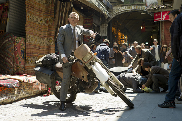 © 2012 Sony Pictures Releasing GmbH Szene aus dem neuen James Bond "Skyfall", Bond sitzt auf einer Motocrass-Maschine