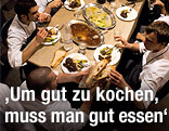 Menschen am Esstisch