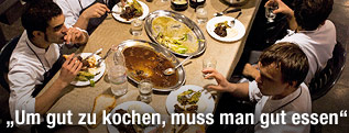 Menschen am Esstisch
