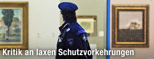 Polizist betrachtet von außen die Museumsräume