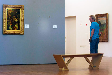 © AP/Peter Dejong Ein Mann betrachtet die leere Stelle an der Wand, an der ein gestohlenes Gemälde gehangen hat