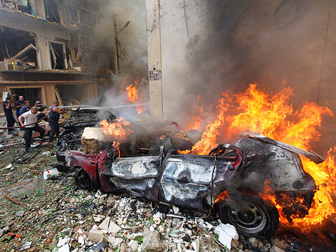 © AP/Hussein Malla Brennendes Autowrack
