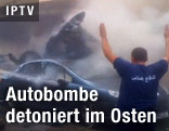 Feuerwehrleute löschen ein Fahrzeug