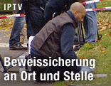 Polizist bei der Spurensicherung